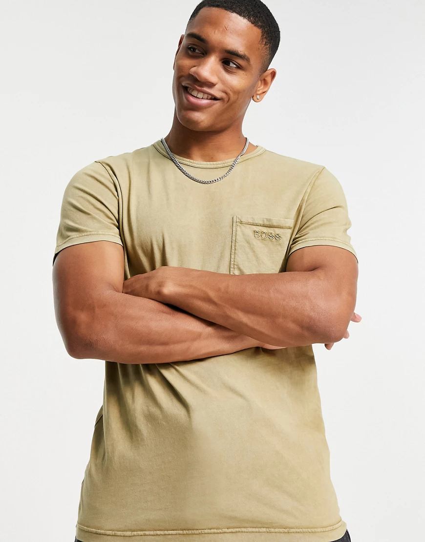 BOSS – Tokkfast – T-Shirt in mittlerem Beige mit Brusttasche-Neutral günstig online kaufen