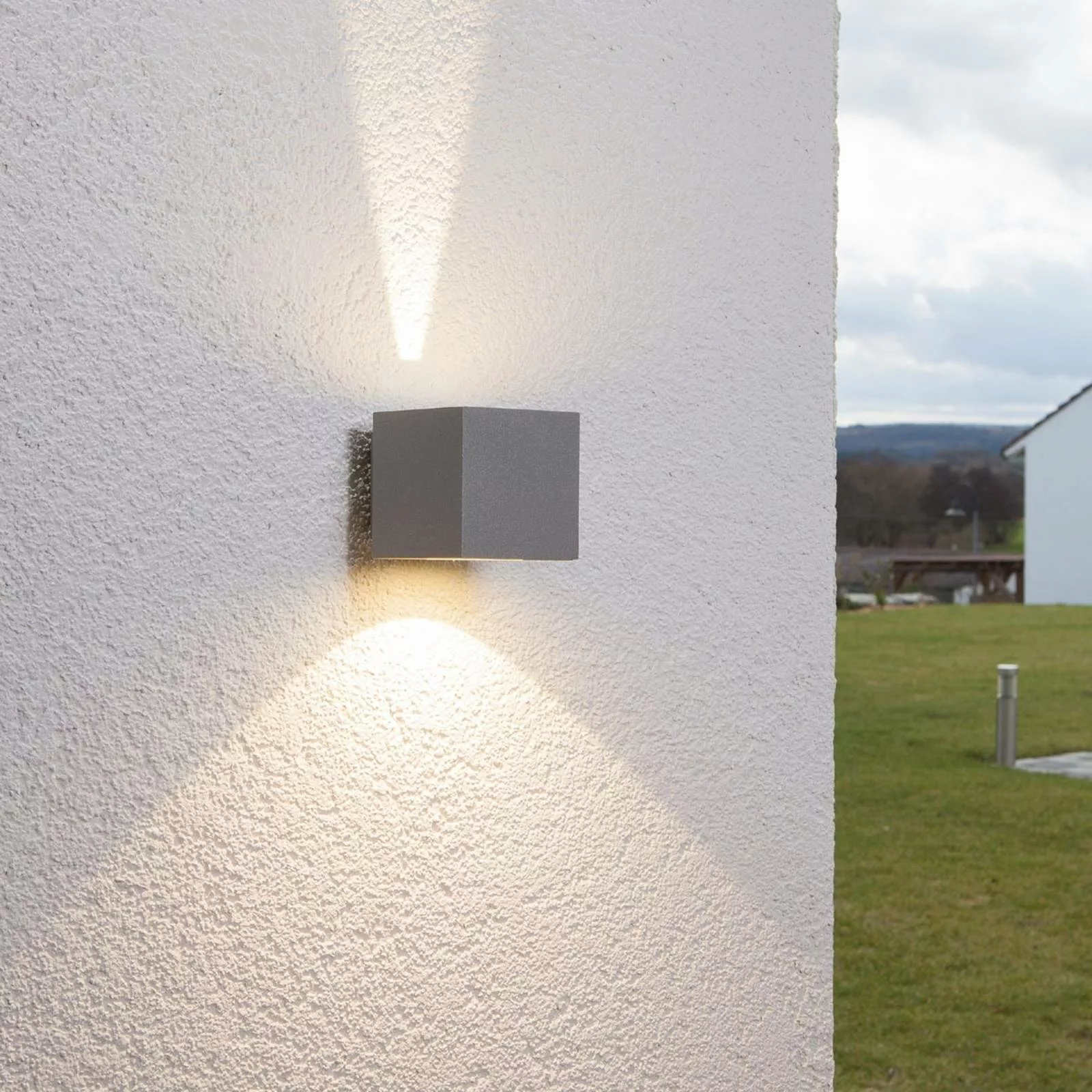 Silberne LED-Außenwandleuchte Jarno, Würfelform günstig online kaufen