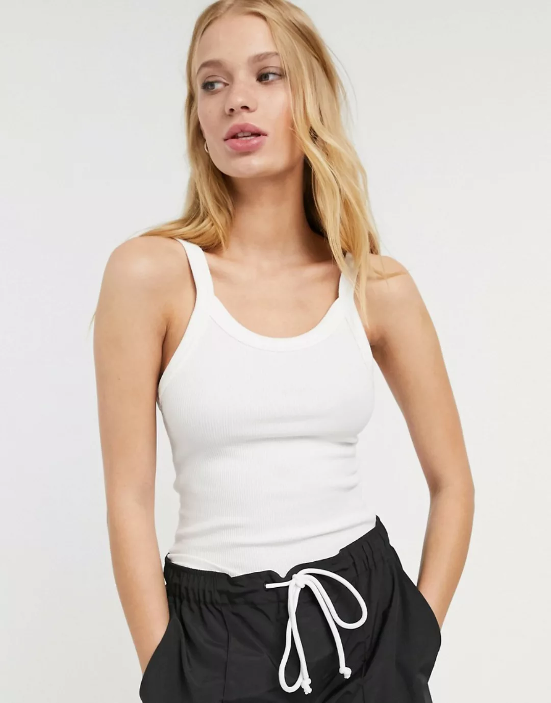 Weekday – Kristy – Geripptes Trägershirt mit Bio-Baumwolle in Weiß günstig online kaufen
