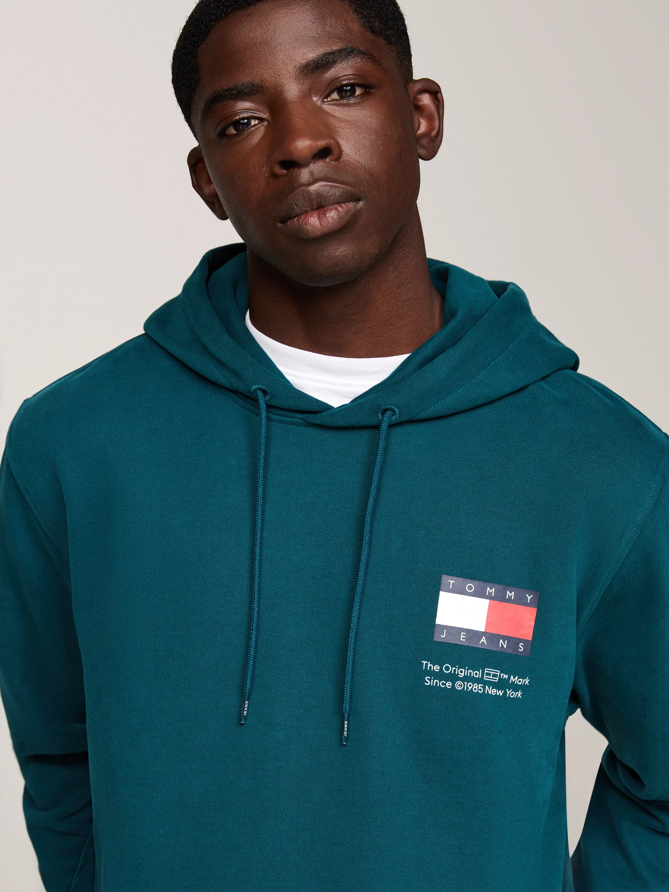 Tommy Jeans Sweatshirt TJM REG ESSENTIAL FLAG HOOD EXT mit bedruckten Marke günstig online kaufen