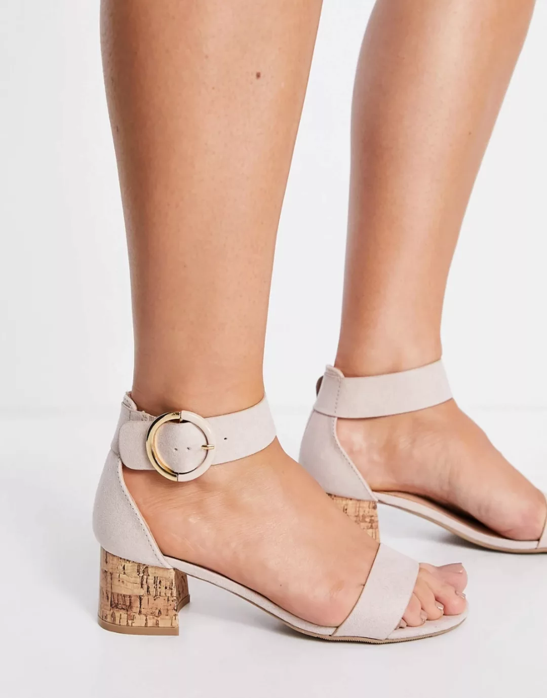 Qupid – Sandalen mit mittelhohem Blockabsatz in Beige-Neutral günstig online kaufen