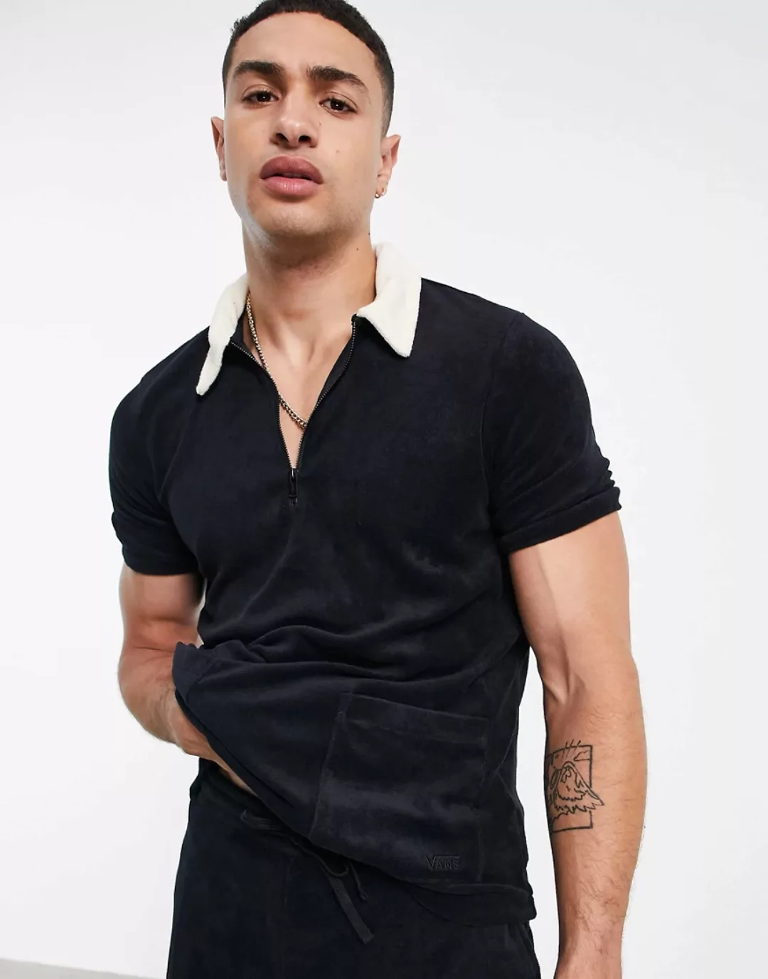 Vans – WFH – Kurzärmliges Hemd in Schwarz mit halbem Reißverschluss günstig online kaufen