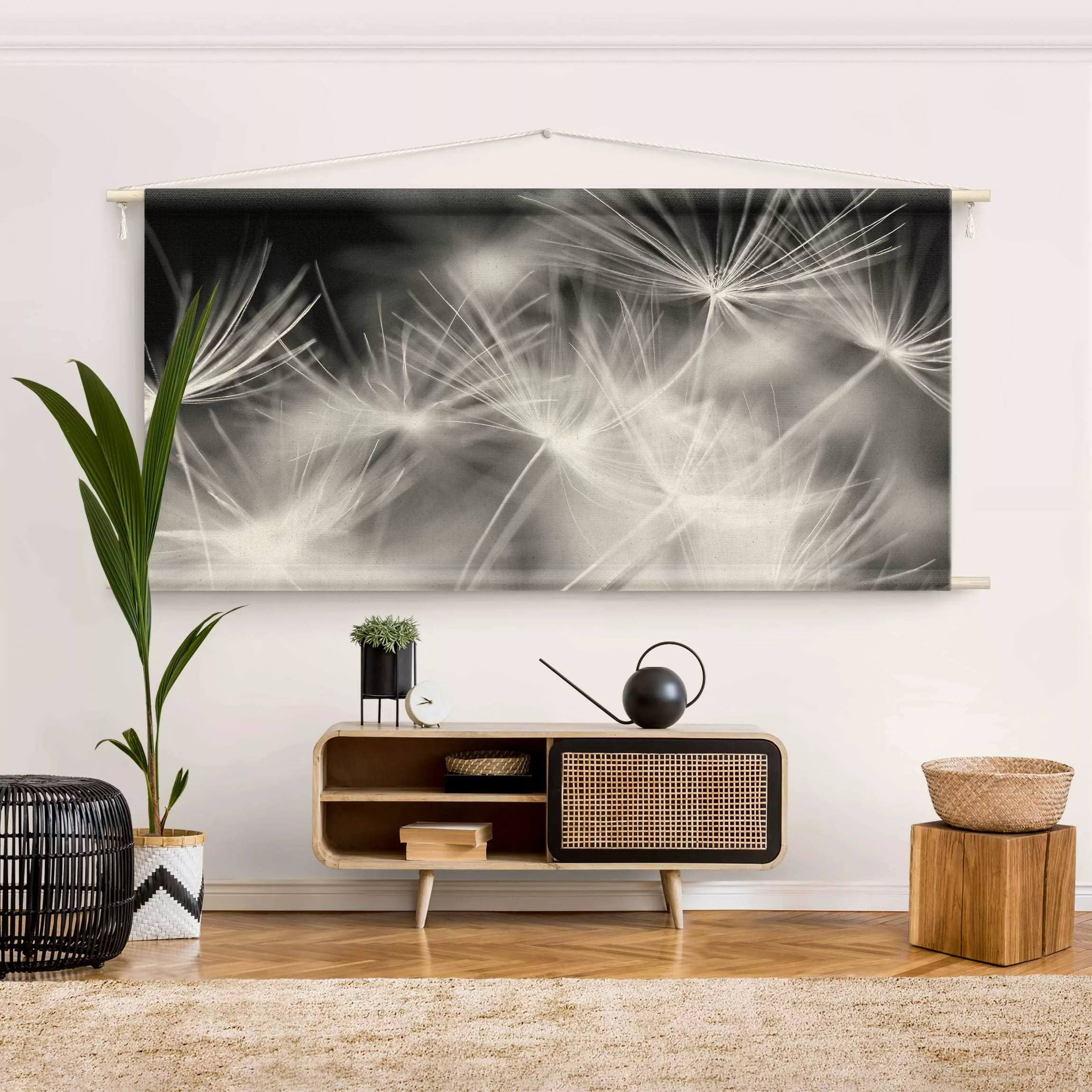 Wandteppich Bewegte Pusteblumen Nahaufnahme auf schwarzem Hintergrund günstig online kaufen