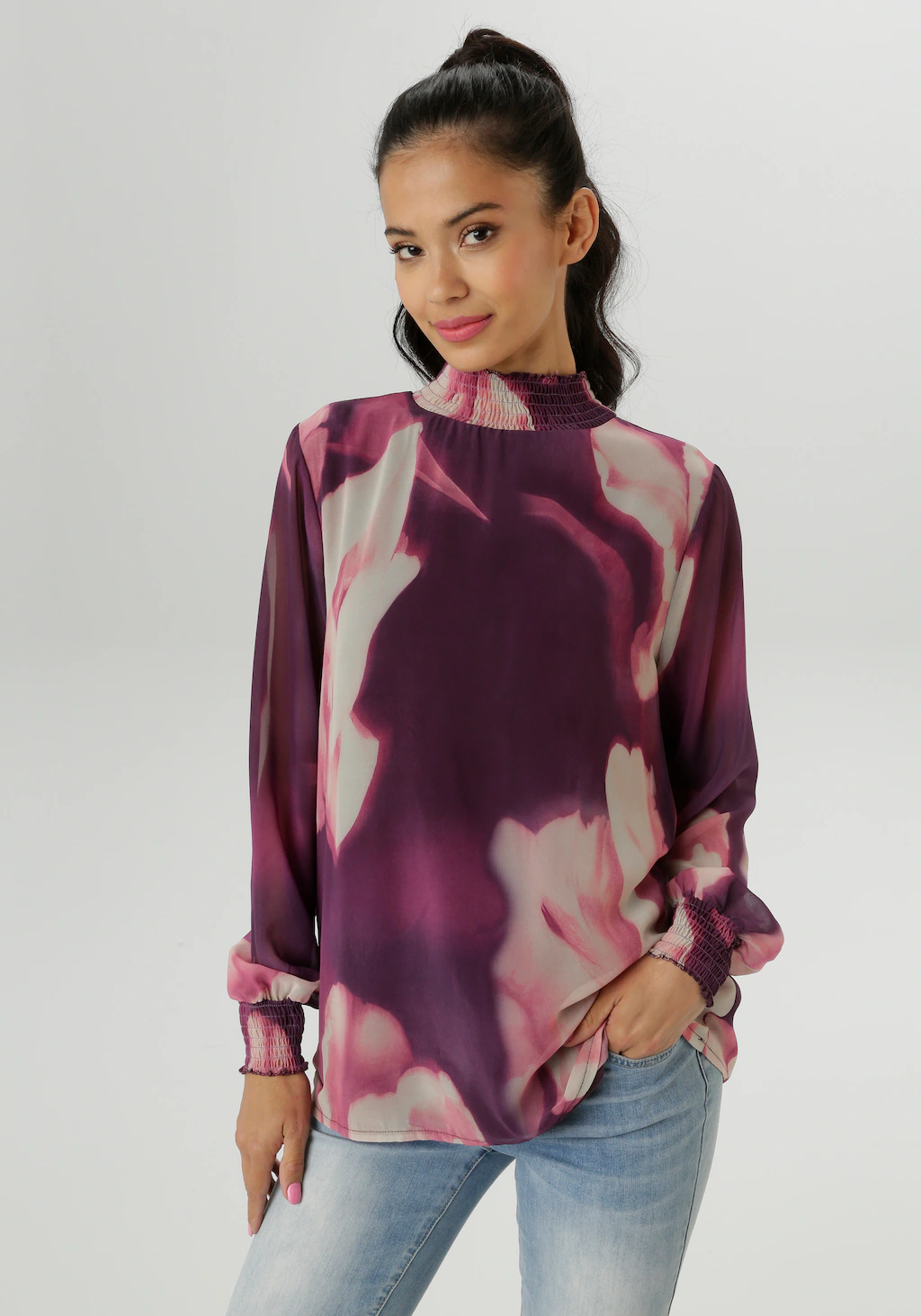 Aniston SELECTED Chiffonbluse, mit modernen, fantasievollen Batik-Blütendru günstig online kaufen
