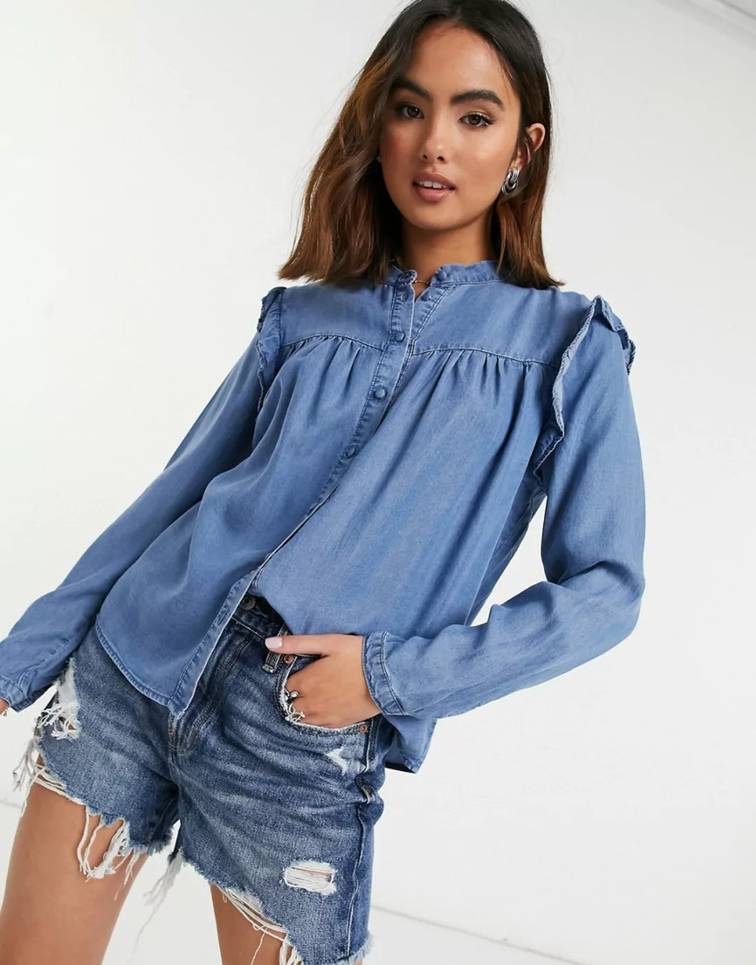 Only – Bluse in Denim-Optik mit kurzem Stehkragen und Rüschenbesatz in Mitt günstig online kaufen