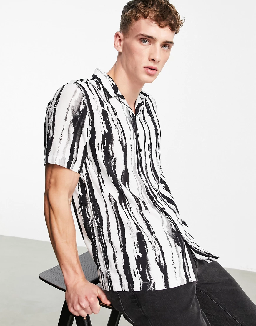 Topman – Hemd mit Streifenmuster in Schwarz-Weiß und gemalter Optik günstig online kaufen