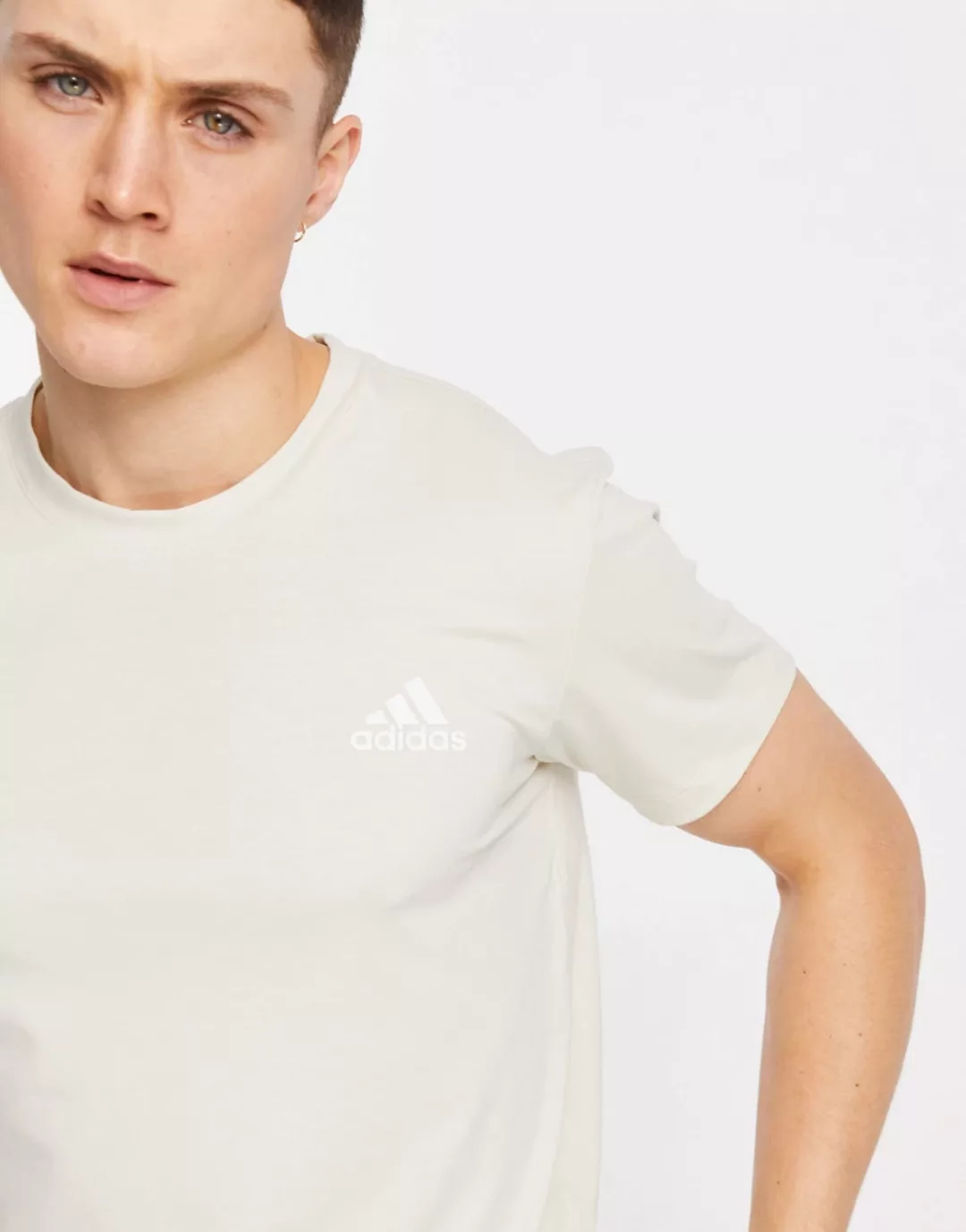 adidas – Yoga – Funktions-T-Shirt in Stein-Neutral günstig online kaufen