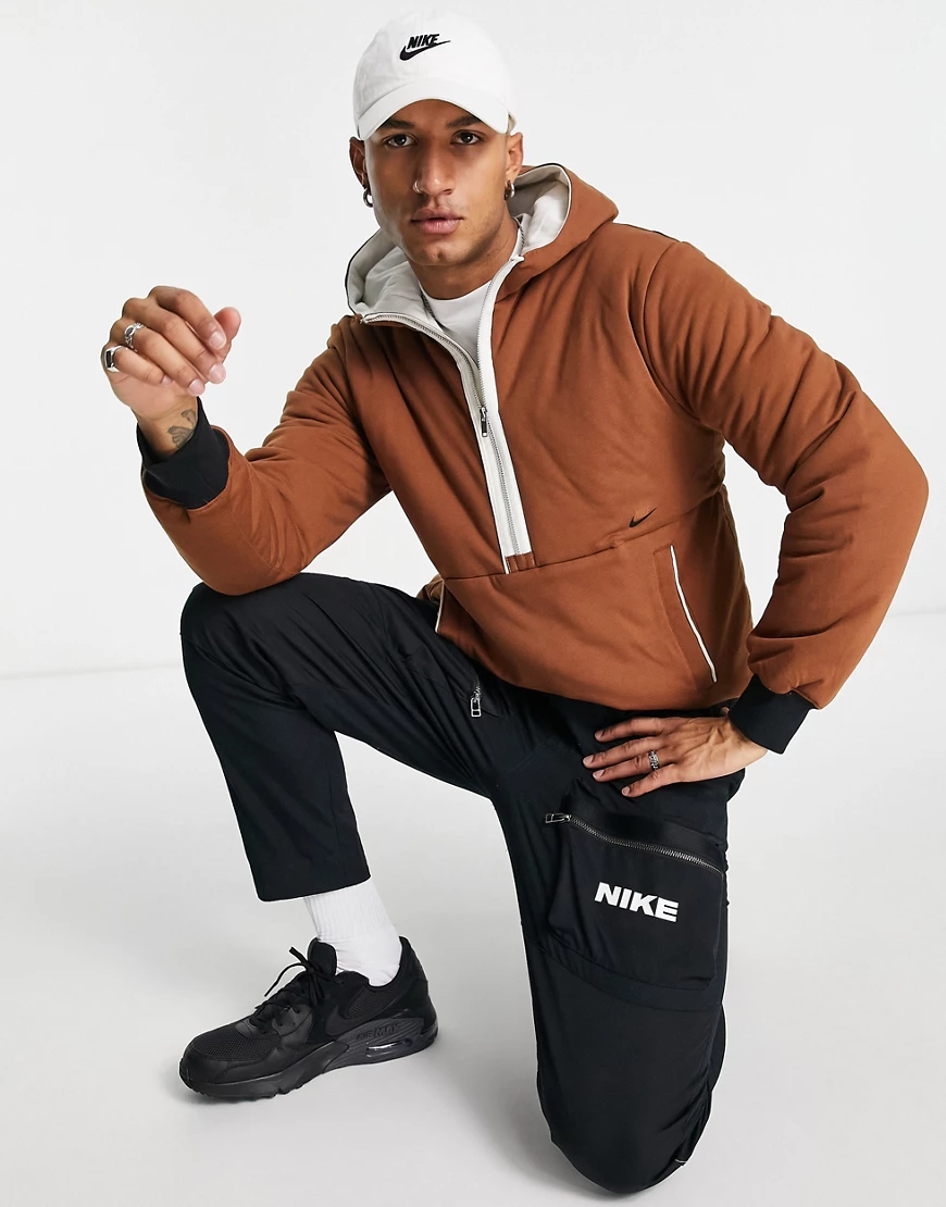 Nike – Premium – Isolierte Jacke in Braun mit halbem Reißverschluss günstig online kaufen