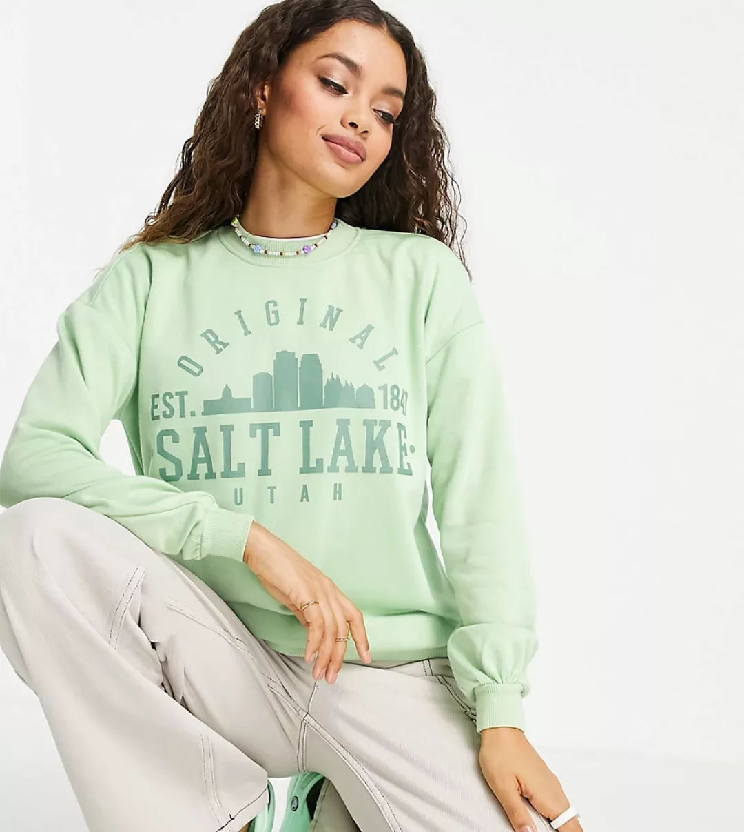 Noisy May Petite – Sweatshirt in Grün mit College-Grafik, Kombiteil günstig online kaufen