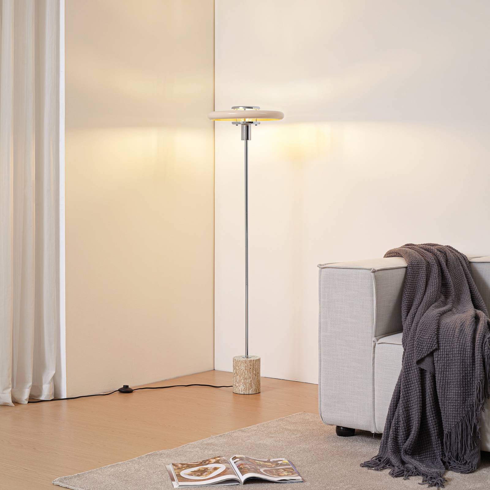 Lindby Stehleuchte Branford, Retro, beige, Metall/Travertin günstig online kaufen