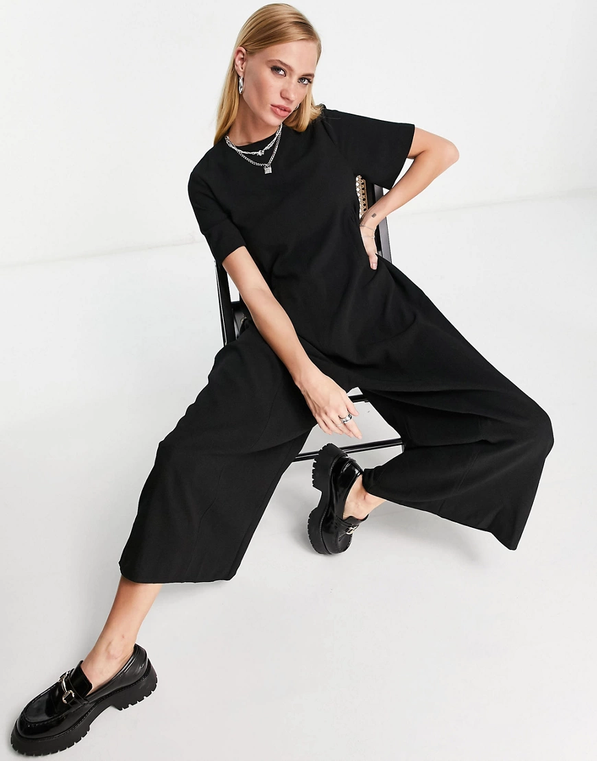 ASOS DESIGN – Gesmokter Jumpsuit aus strukturiertem Kreppmaterial mit Rundh günstig online kaufen