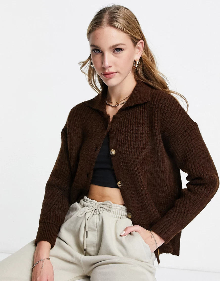 Topshop – Strickjacke mit Knopfleiste und Kragen in Schokoladenbraun günstig online kaufen