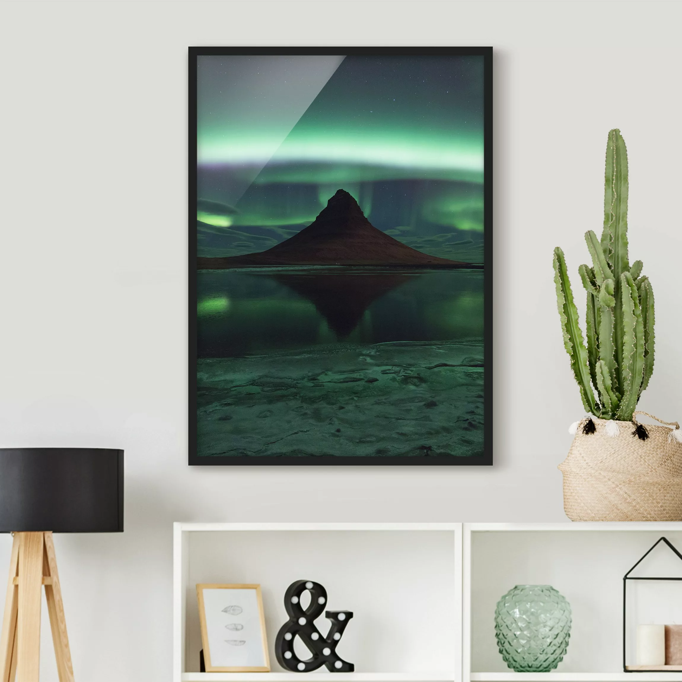 Bild mit Rahmen Natur & Landschaft - Hochformat Polarlicht in Island günstig online kaufen