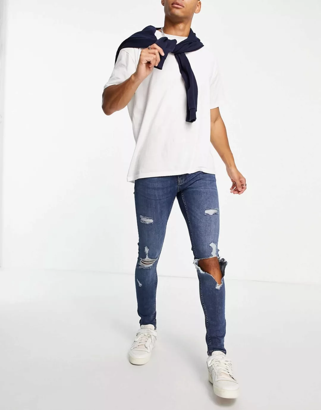 Topman – Hautenge Jeans mit Zierrissen und mittlerer Waschung-Blau günstig online kaufen