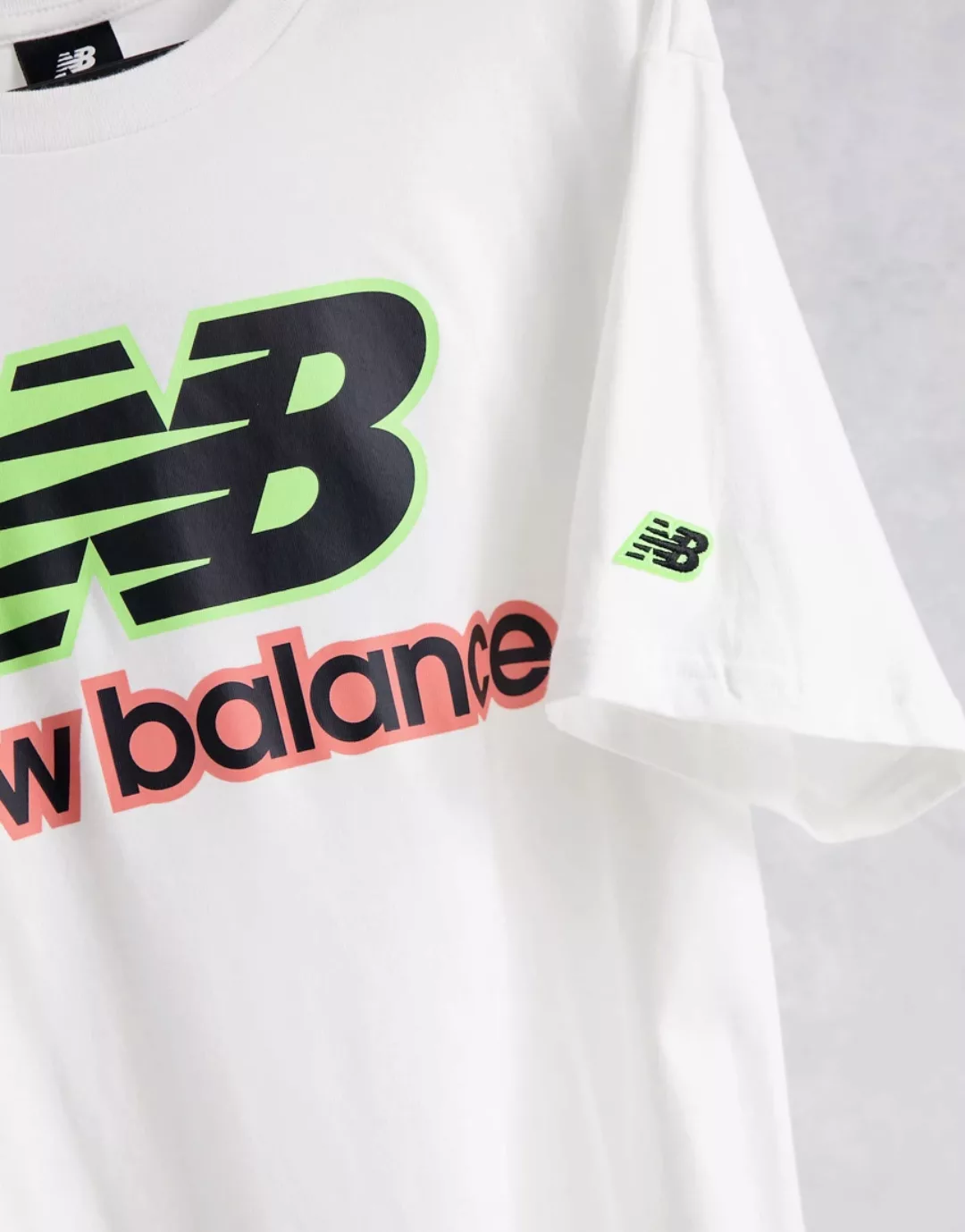 New Balance – T-Shirt in Weiß mit neonfarbenem Logo günstig online kaufen