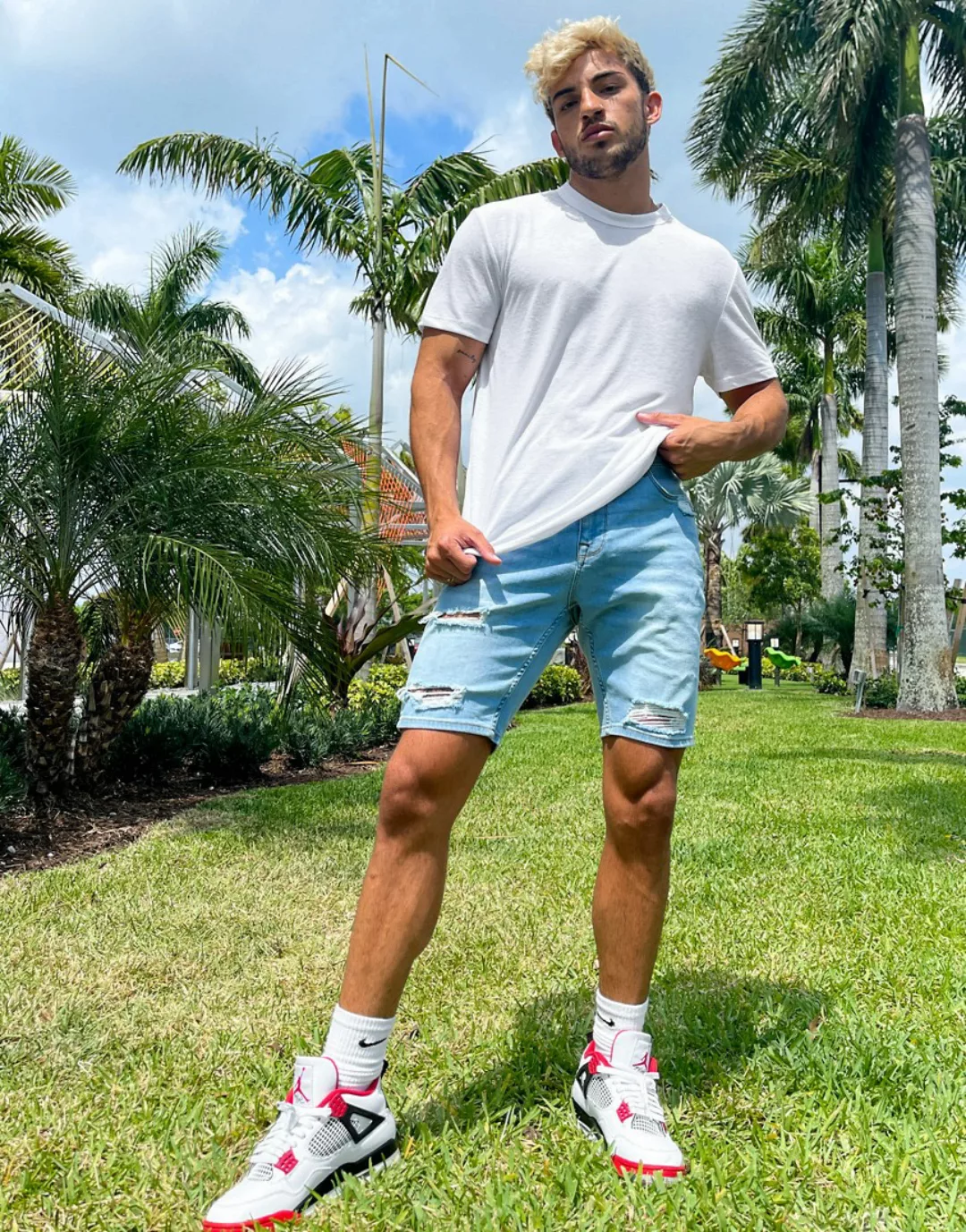 ASOS DESIGN – Enge Jeansshorts mit Rissen, in verwaschenem Hellblau günstig online kaufen