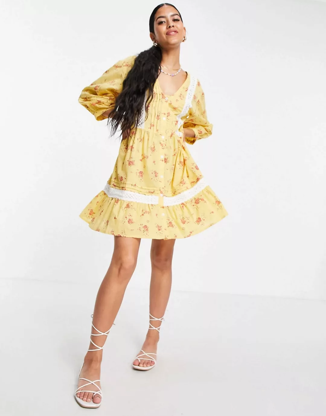 ASOS DESIGN – Durchgeknöpftes Mini-Hängerkleid mit Spitzeneinsatz und Blume günstig online kaufen