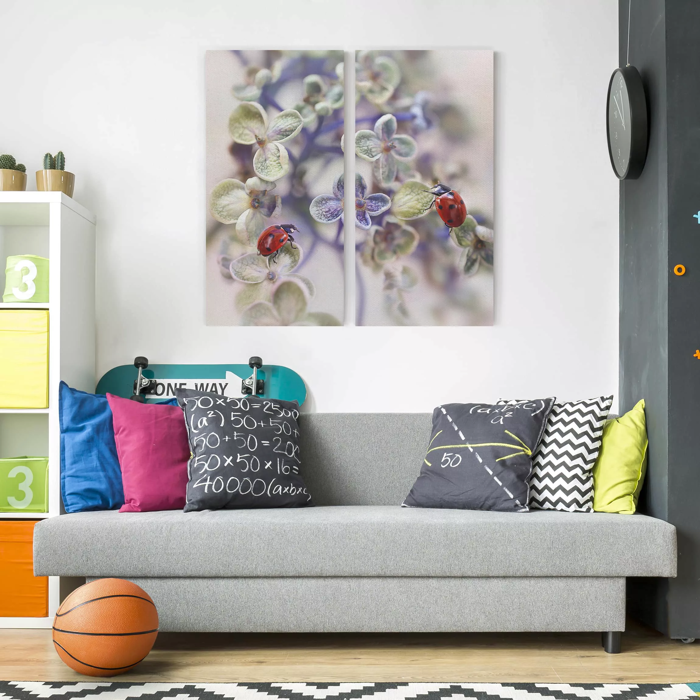 2-teiliges Leinwandbild Blumen - Hochformat Marienkäfer im Garten günstig online kaufen