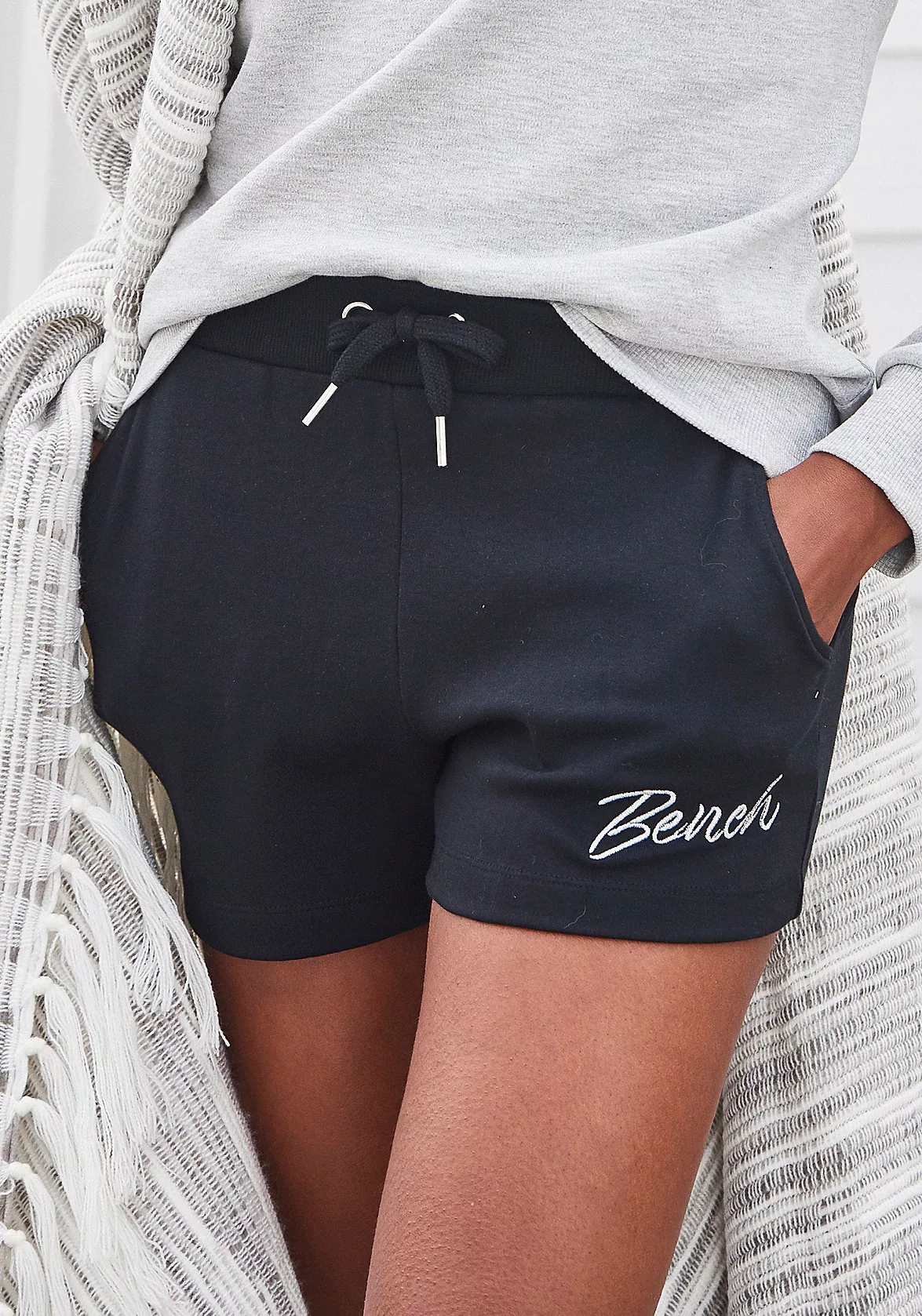 Bench. Loungewear Relaxshorts, mit kleiner glänzenden Logostickerei, Lounge günstig online kaufen