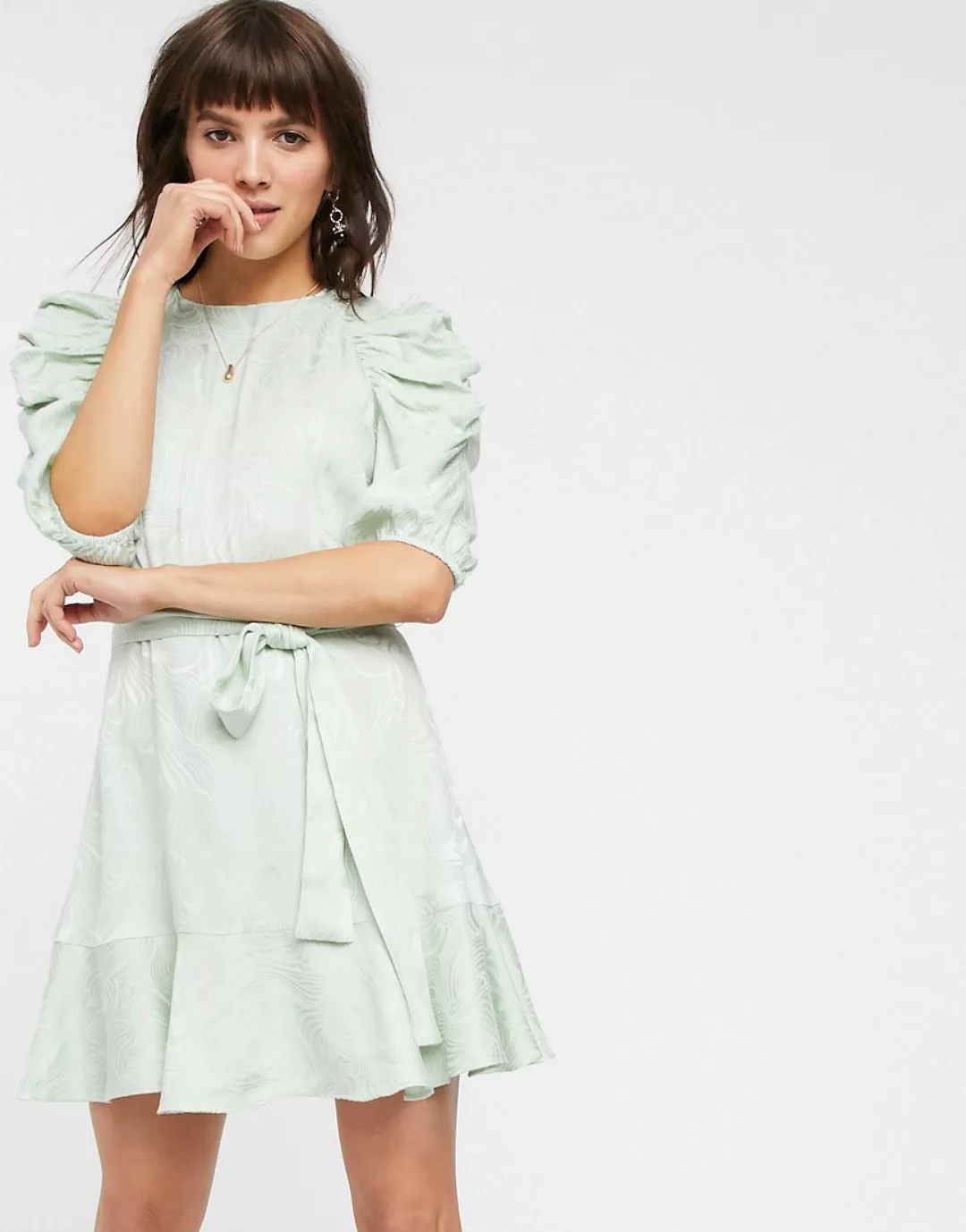 & Other Stories – Jaquard-Minikleid in Salbeigrün mit Gürtel günstig online kaufen
