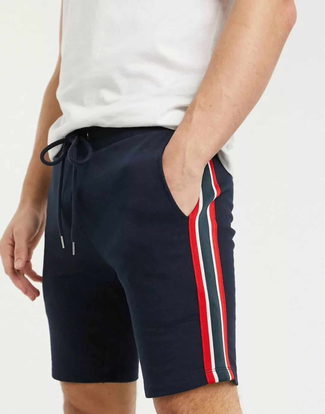 ASOS DESIGN – Enge, marineblaue Shorts aus Jersey mit Seitenstreifen günstig online kaufen