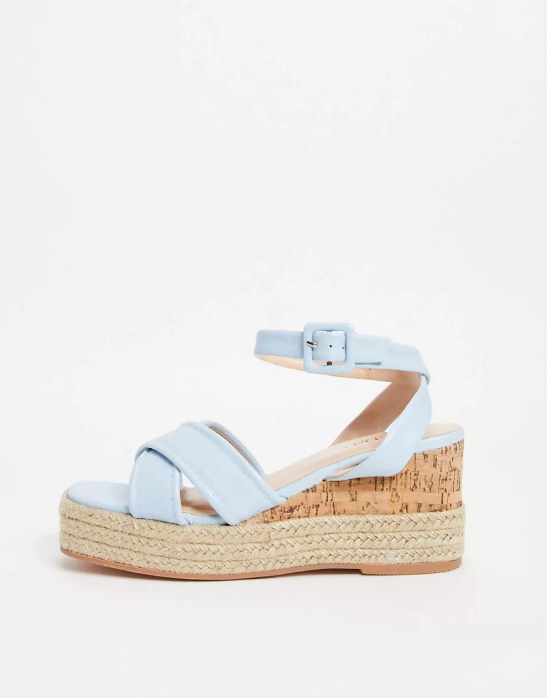 Simmi London – Halima – Sandalen in Blau mit breiten Riemen und Keilabsatz günstig online kaufen