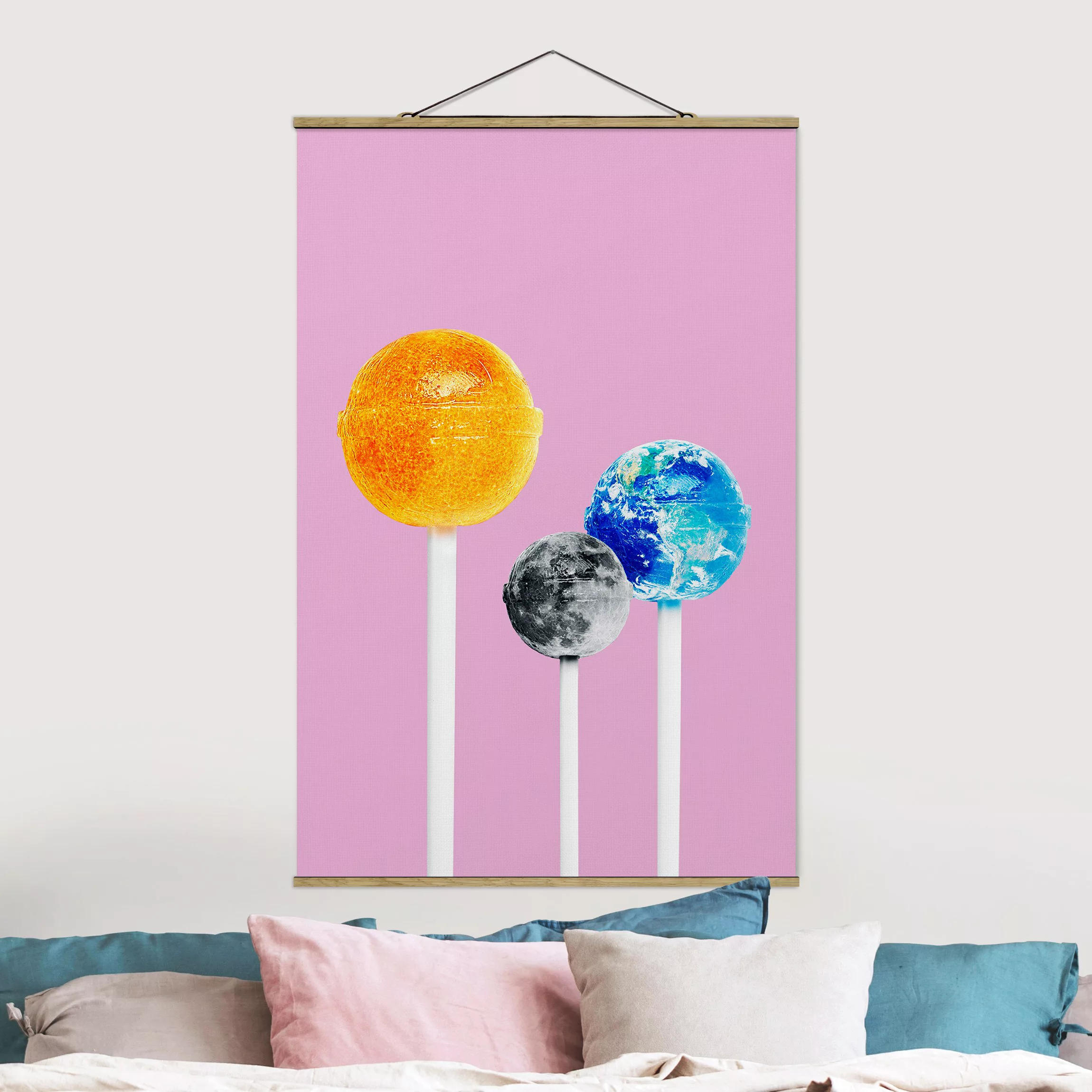 Stoffbild Küche mit Posterleisten - Hochformat Lollipops mit Planeten günstig online kaufen
