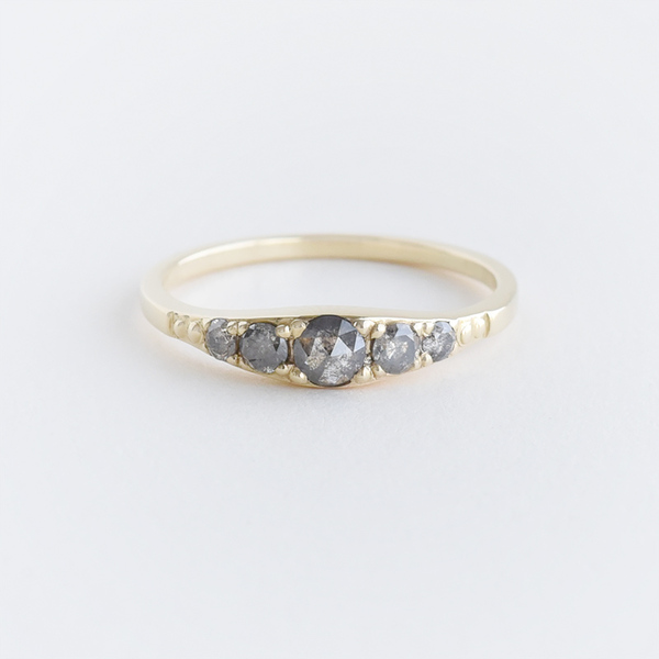 Goldener Ring Mit Einem Salt And Pepper Diamanten Tamir günstig online kaufen