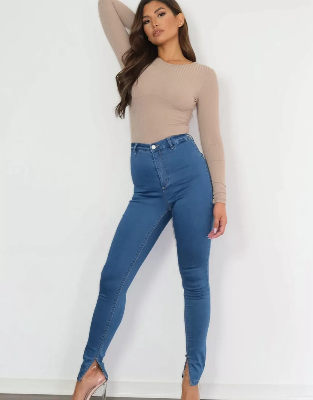 Missguided – Vice – Enge Jeans mit Schlitz am Saum in Blau günstig online kaufen