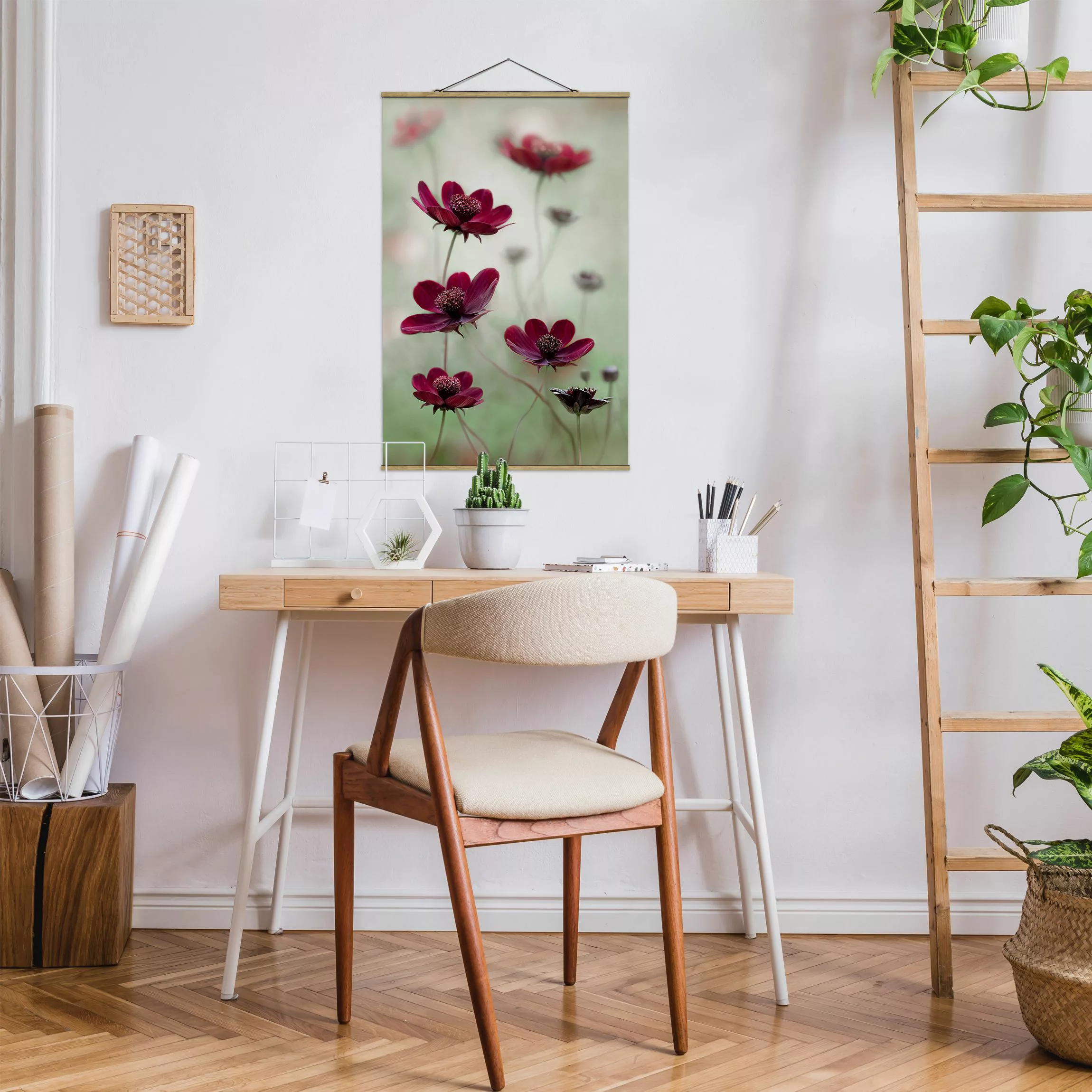 Stoffbild Blumen mit Posterleisten - Hochformat Pinke Kosmeen günstig online kaufen