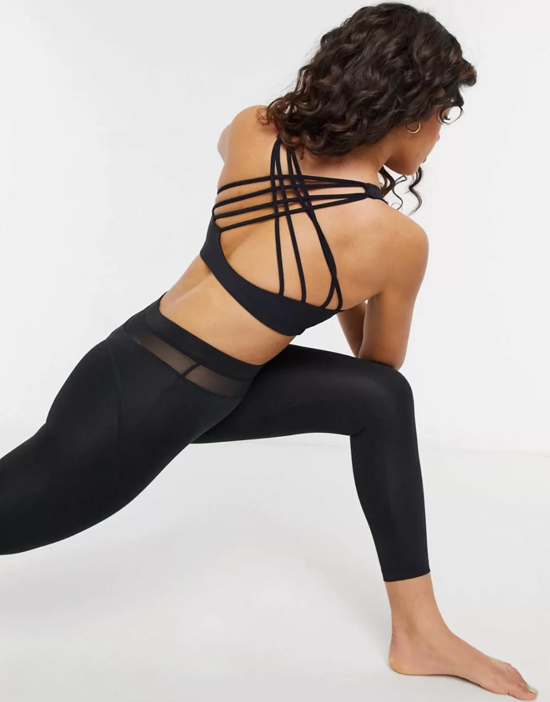 Onzie – Schicker Yoga-BH in Schwarz mit mittlerer Stützfunktion günstig online kaufen