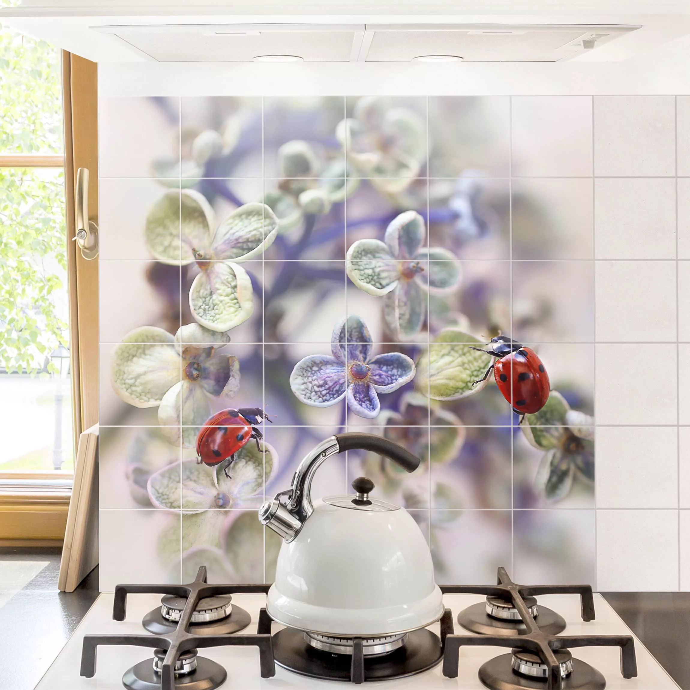 Fliesenbild Blumen - Quadrat Marienkäfer im Garten günstig online kaufen