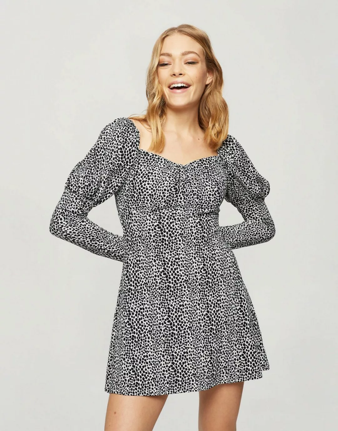 Miss Selfridge– Ausgestelltes Minikleid in Weiß günstig online kaufen