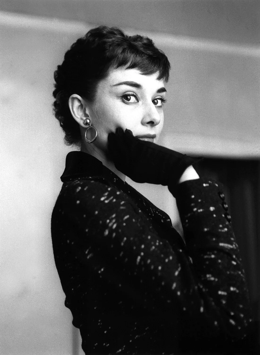 queence Acrylglasbild "The Glove", Schwarz-Weiß-Frau-Stars, Audrey Hepburn, günstig online kaufen
