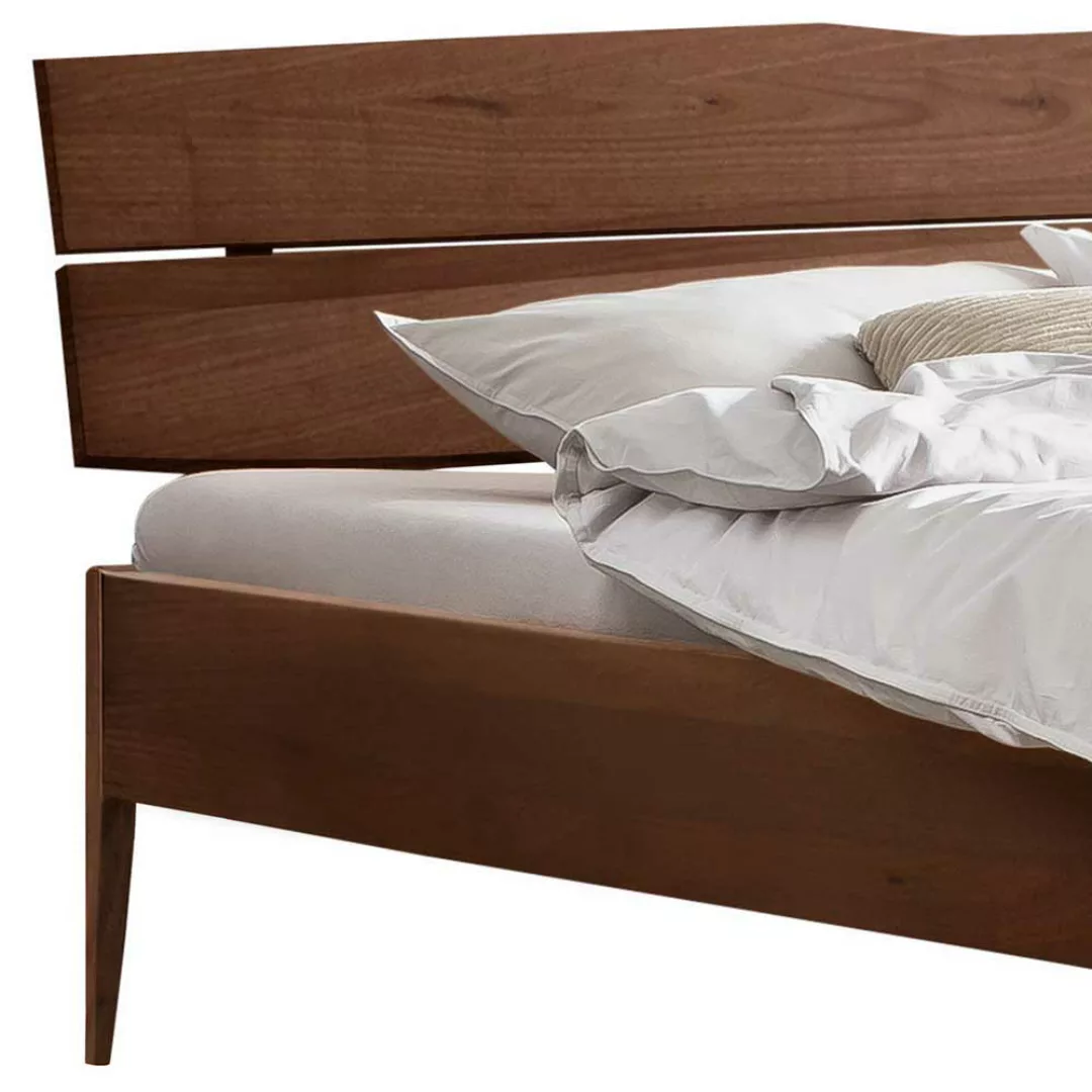 Großes Bett aus Nussbaum Massivholz Baumkante Kopfteil günstig online kaufen