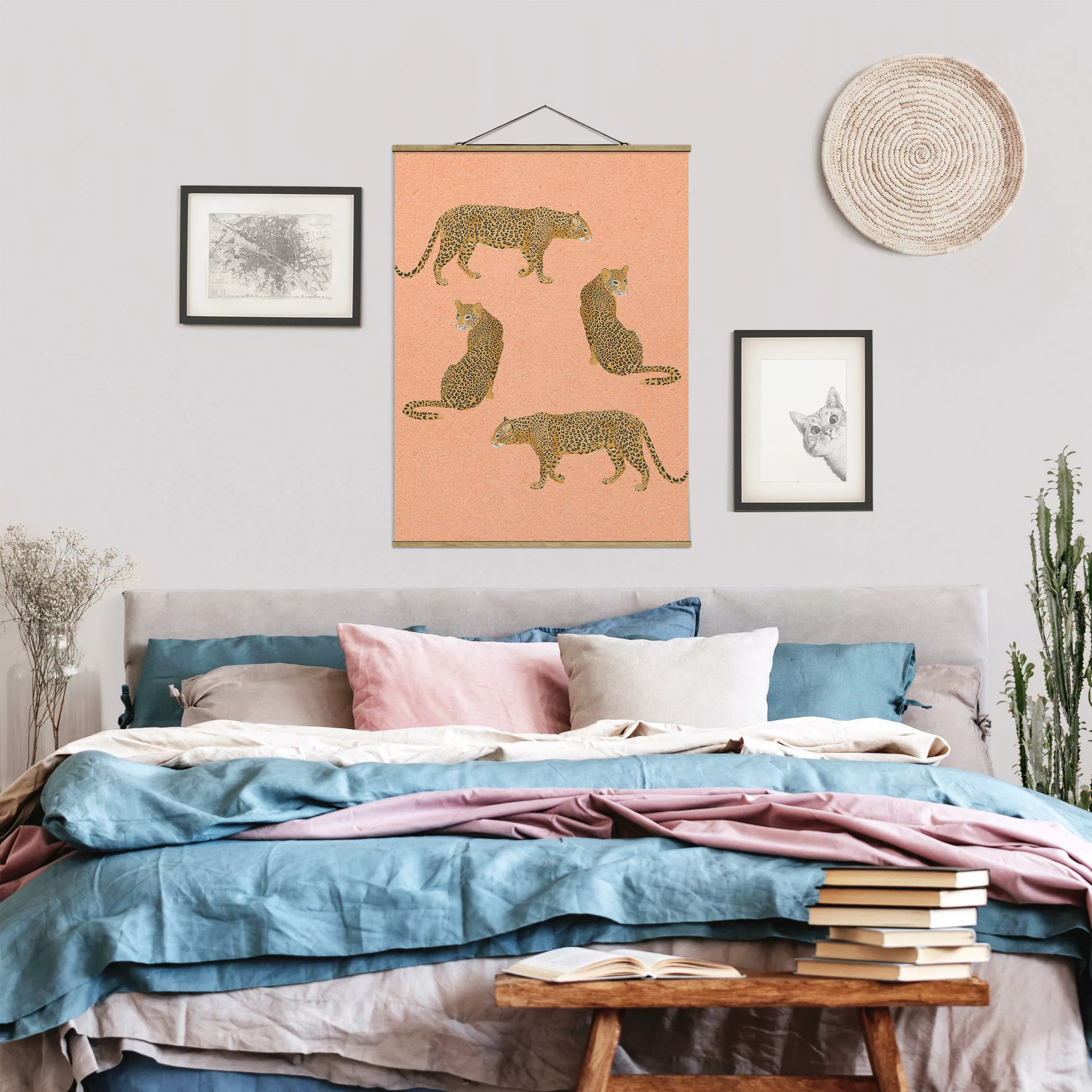 Stoffbild Tiere mit Posterleisten - Hochformat Illustration Leoparden Rosa günstig online kaufen