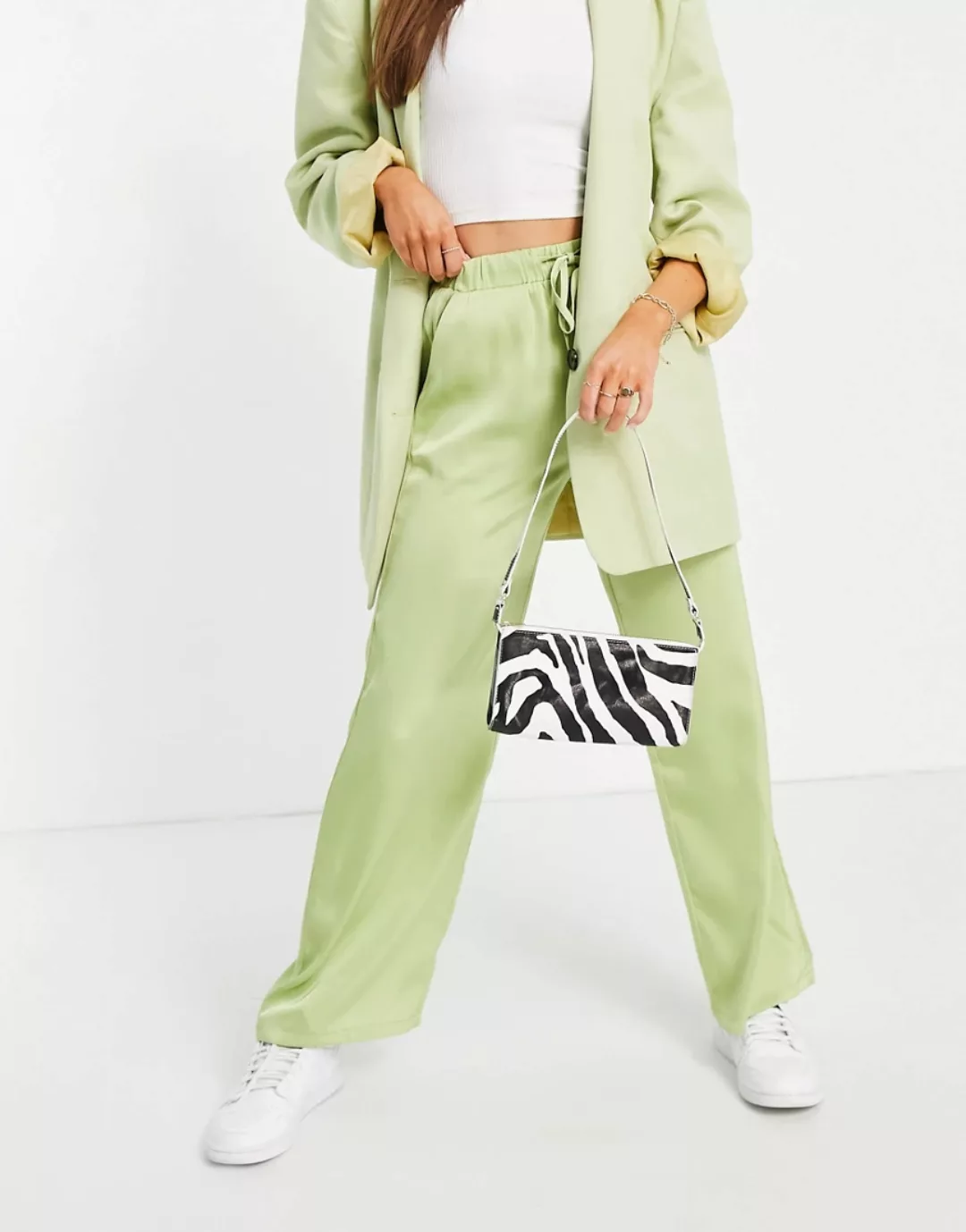 Fashion Union – Lockere Hose mit weitem Bein aus Satin in Limettengrün, Kom günstig online kaufen