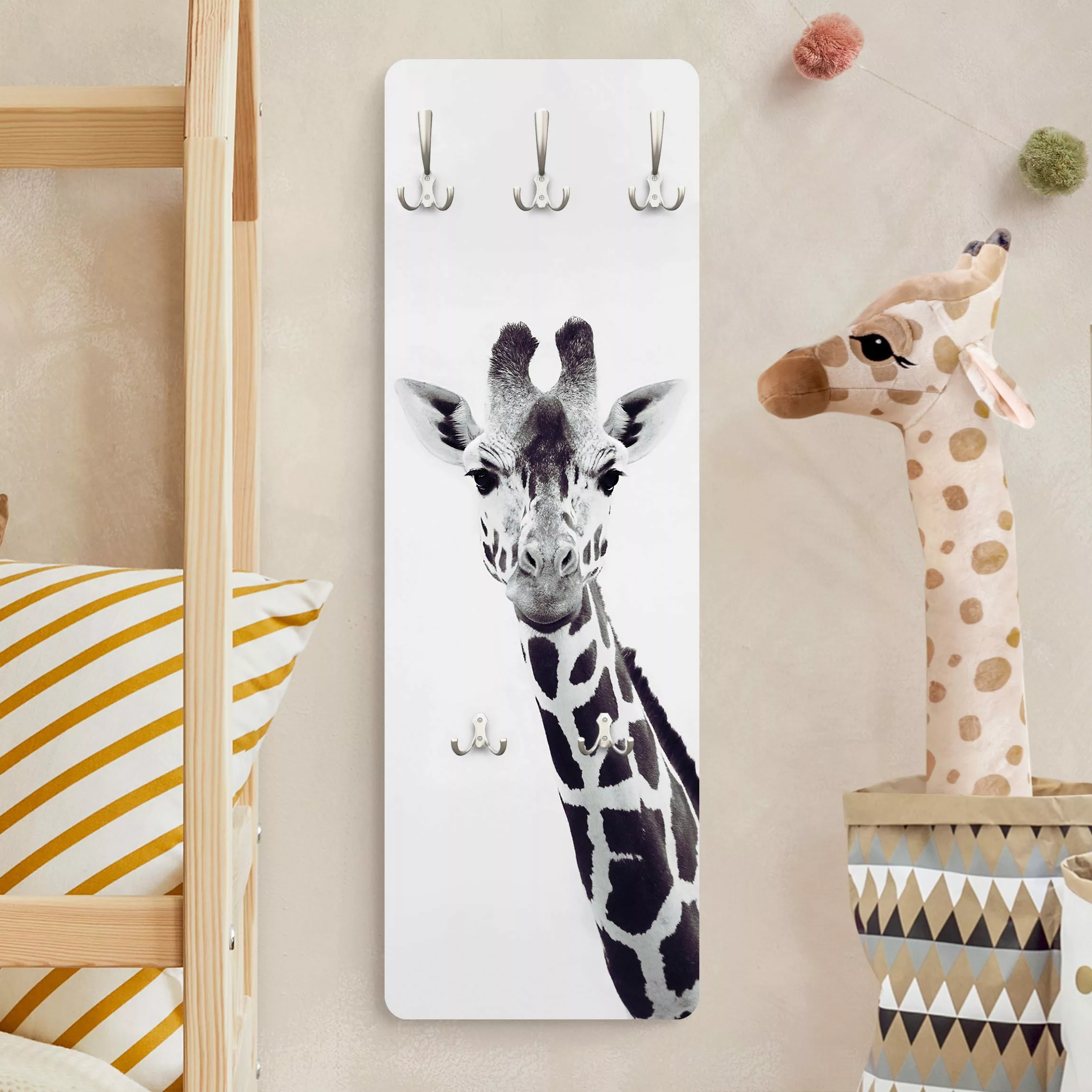 Wandgarderobe Holzpaneel Giraffen Portrait in Schwarz-weiß günstig online kaufen