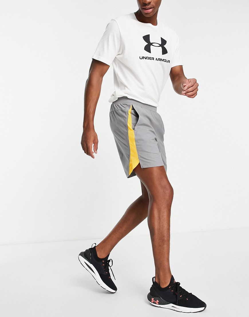 Under Armour – Launch – Shorts in Grau und Orange, 7 Zoll günstig online kaufen