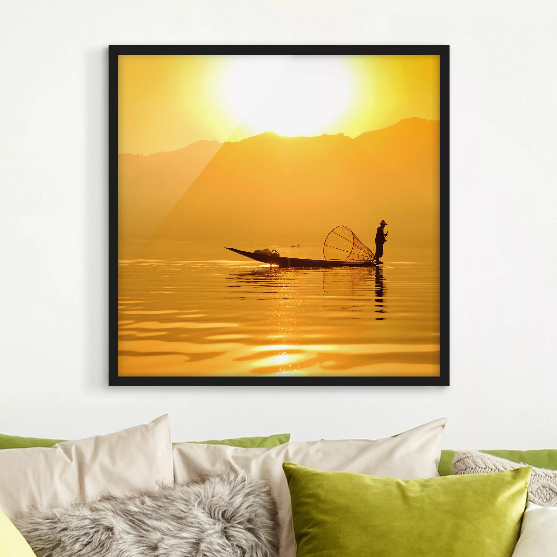 Bild mit Rahmen Strand - Quadrat Fischer im Sonnenaufgang günstig online kaufen