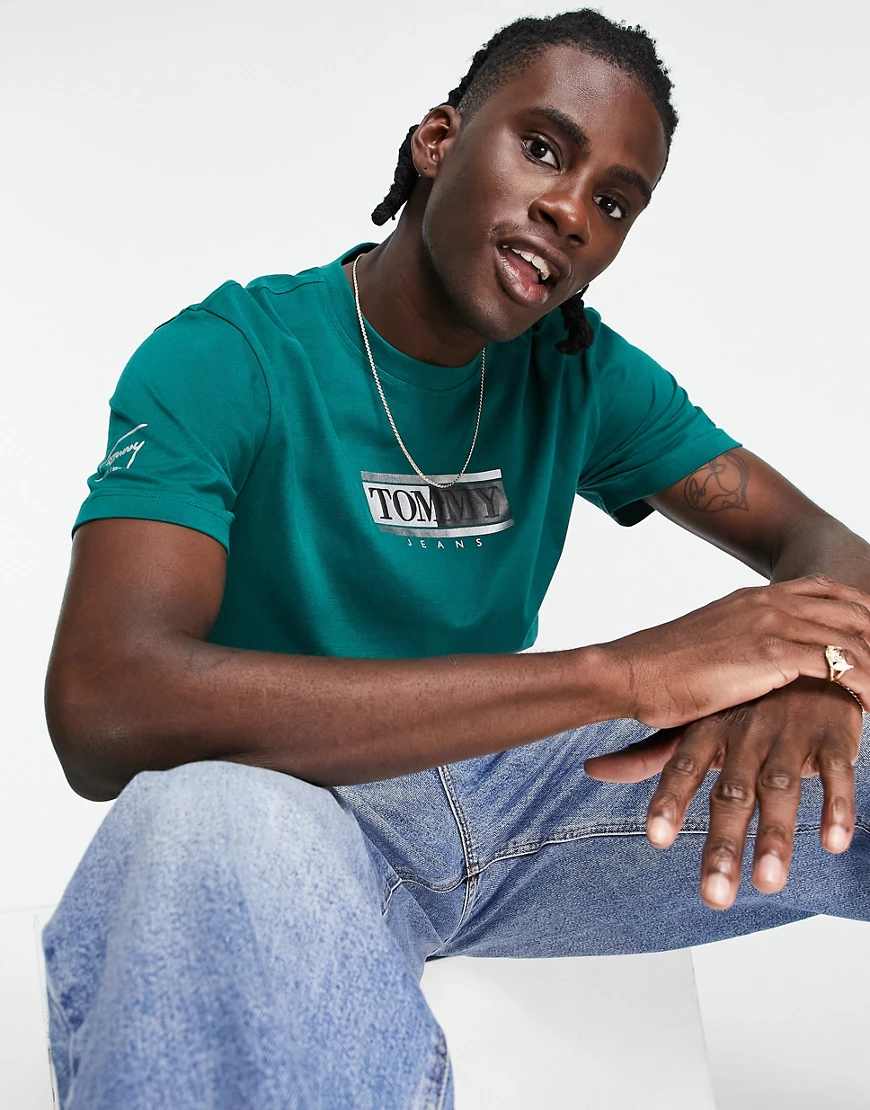 Tommy Jeans – Metallic Capsule – T-Shirt in Grün mit mittigem Flaggenlogo günstig online kaufen