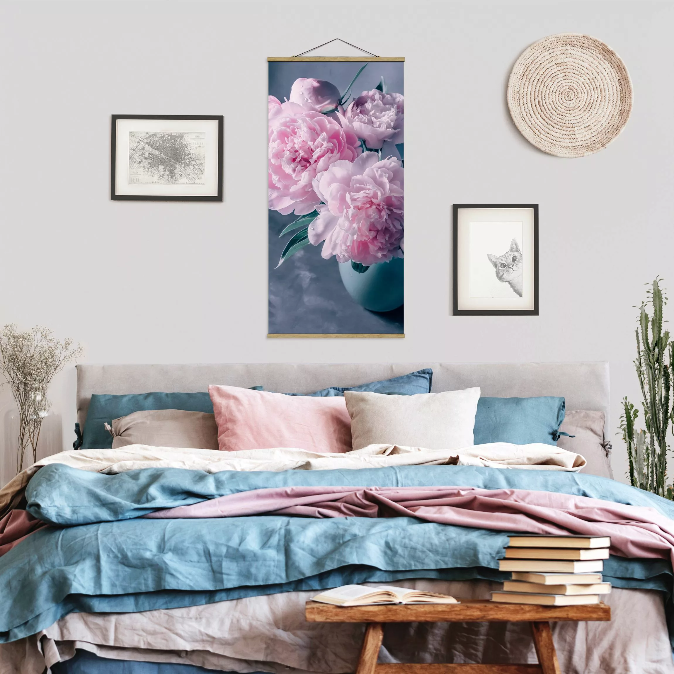 Stoffbild Blumen mit Posterleisten - Hochformat Vase mit Rosa Pfingstrosen günstig online kaufen