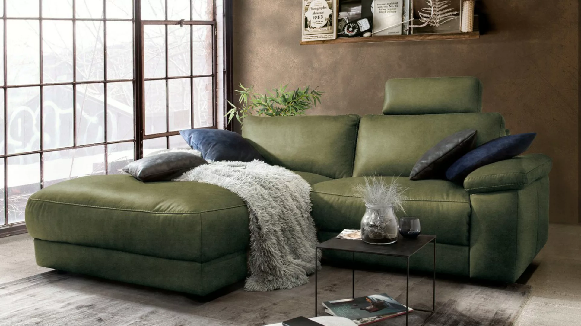 KAWOLA Sofa LOLA Ecksofa moosgrün mit motorischer Relaxfunktion versch. Bez günstig online kaufen