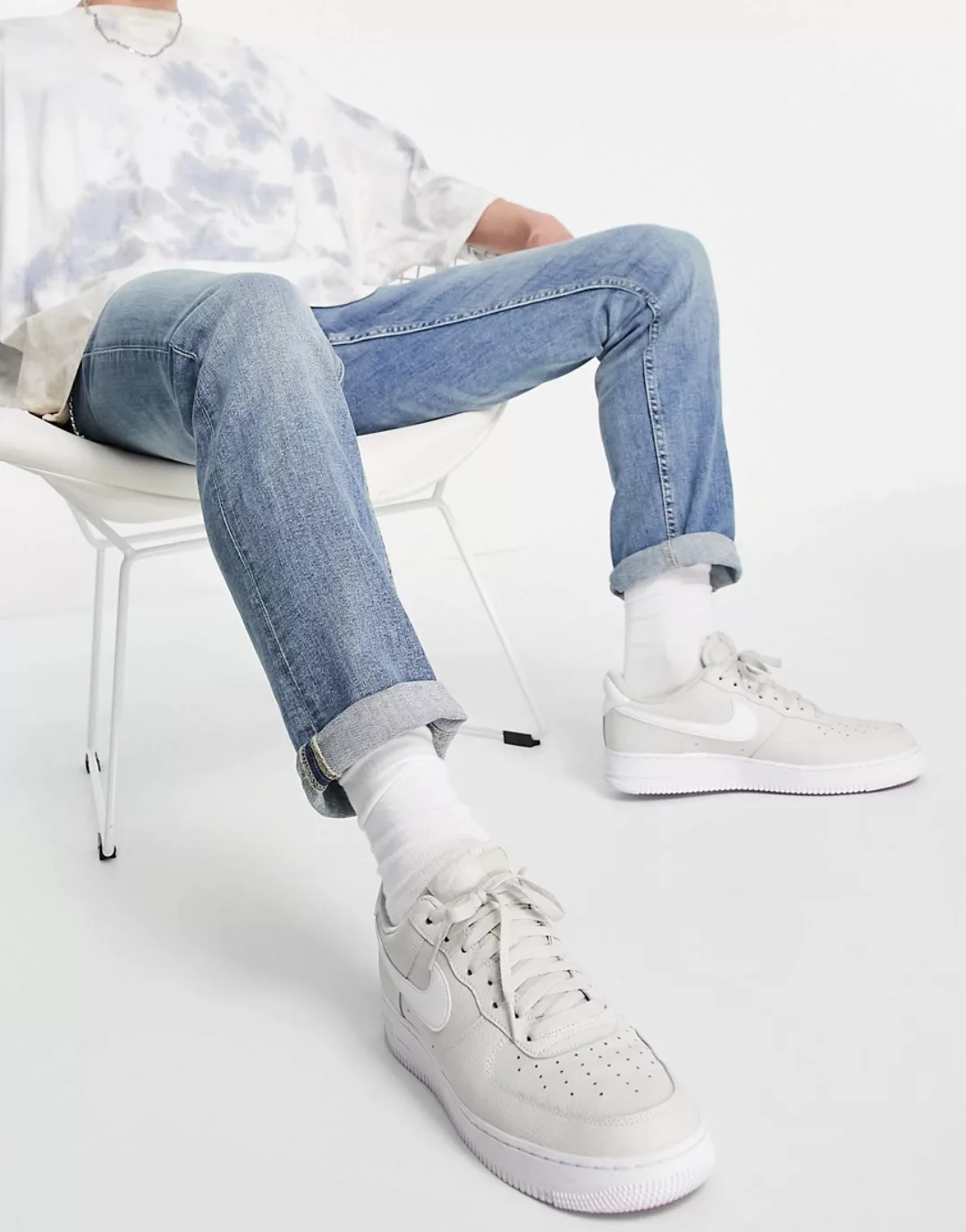 New Look – Jeans mit schmalem Schnitt und Kette in mittelblauer Waschung günstig online kaufen