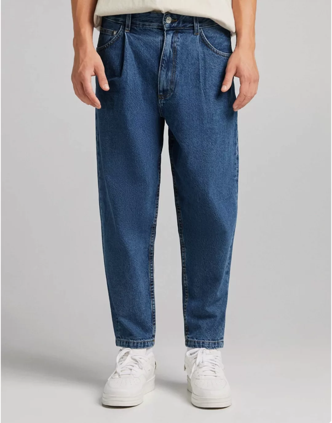 Bershka – Mittelblaue Jeans mit Ballon-Schnitt günstig online kaufen
