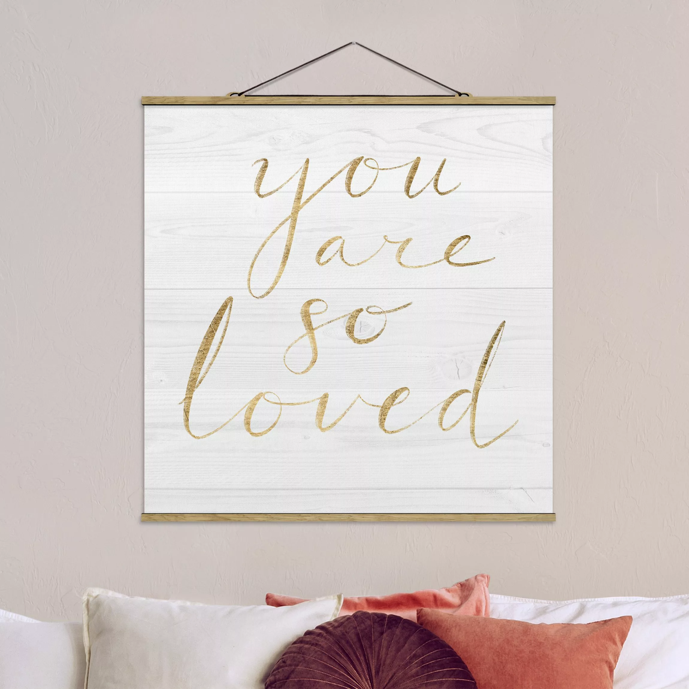 Stoffbild Spruch mit Posterleisten - Quadrat Holzwand weiß - Loved günstig online kaufen