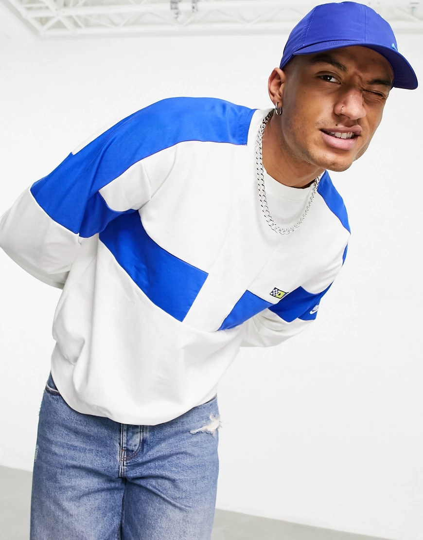 Nike – Reissue Pack – Sweatshirt mit Rundhalsausschnitt in gebrochenem Weiß günstig online kaufen