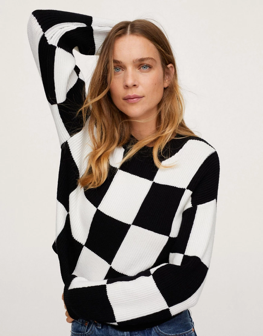 Mango – Pullover mit Schachbrettmuster in Schwarz-Weiß günstig online kaufen