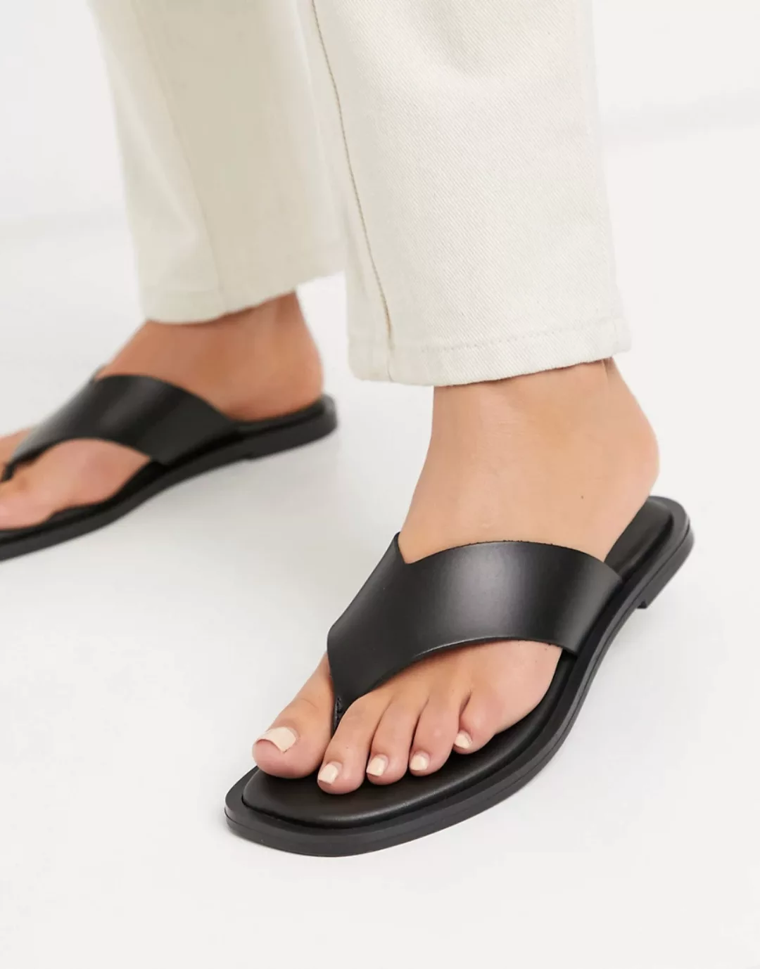 New Look – Flache Sandalen aus Leder mit Zehensteg in Schwarz günstig online kaufen