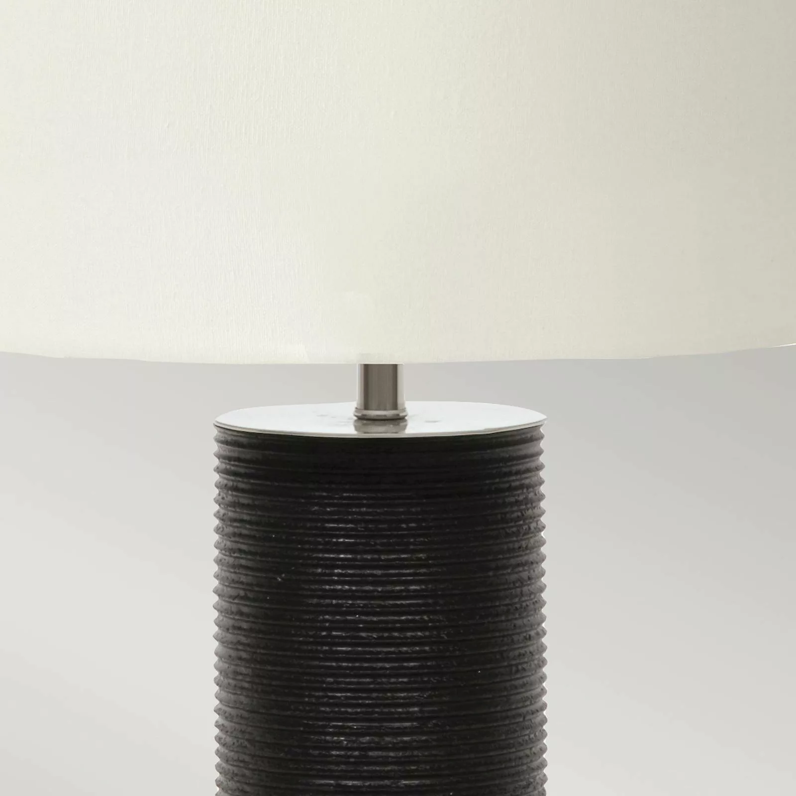 Textil-Tischleuchte Ripple Fuß schwarz/Schirm weiß günstig online kaufen
